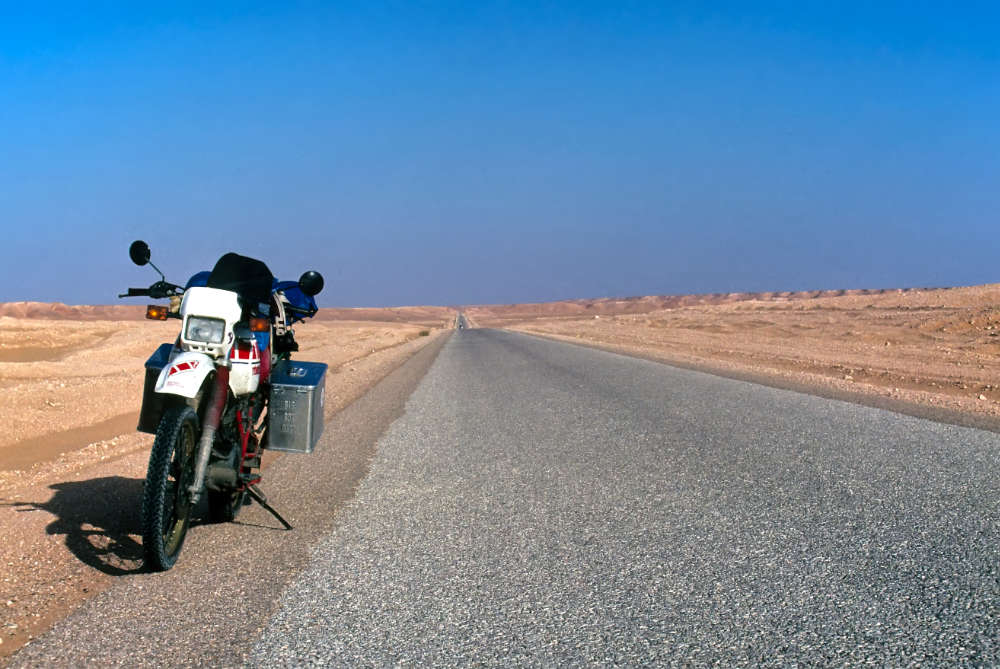 Sahara 1989, road to Ilizi on Yamaha XT-600N